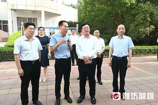 萨利和卡恩回到安联球场参加贝肯鲍尔追悼会，见面后握手拥抱